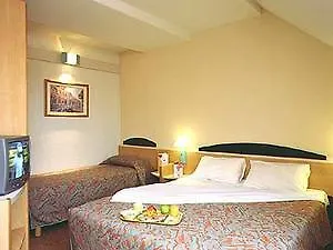 מלון Ibis Centre 3*